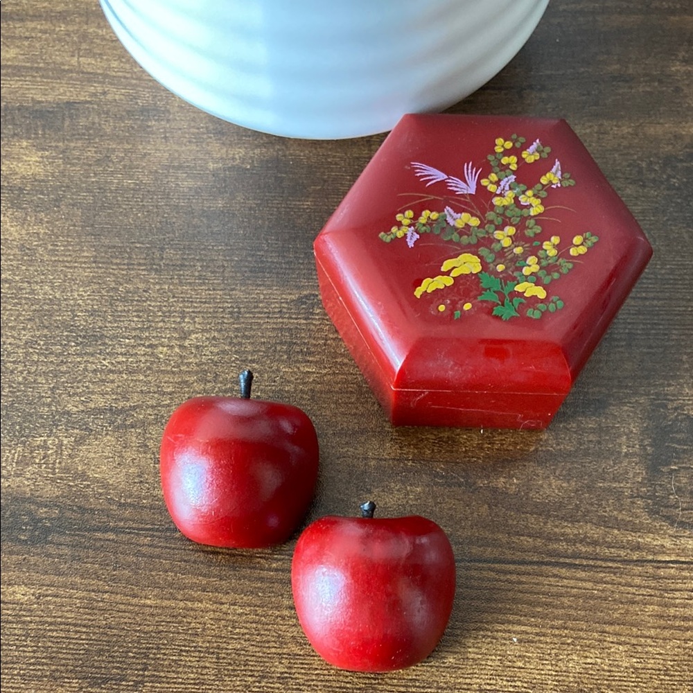 π 2 Handmade Apple Pins & Vintage Box π - Picture 3 of 16